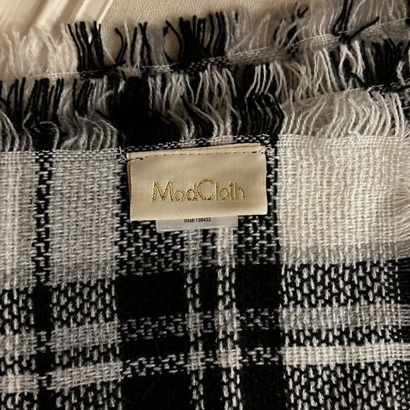 ModCloth giant black and white plaid woven blanket scarf w fringe detail NWOT - Picture 3 of 7